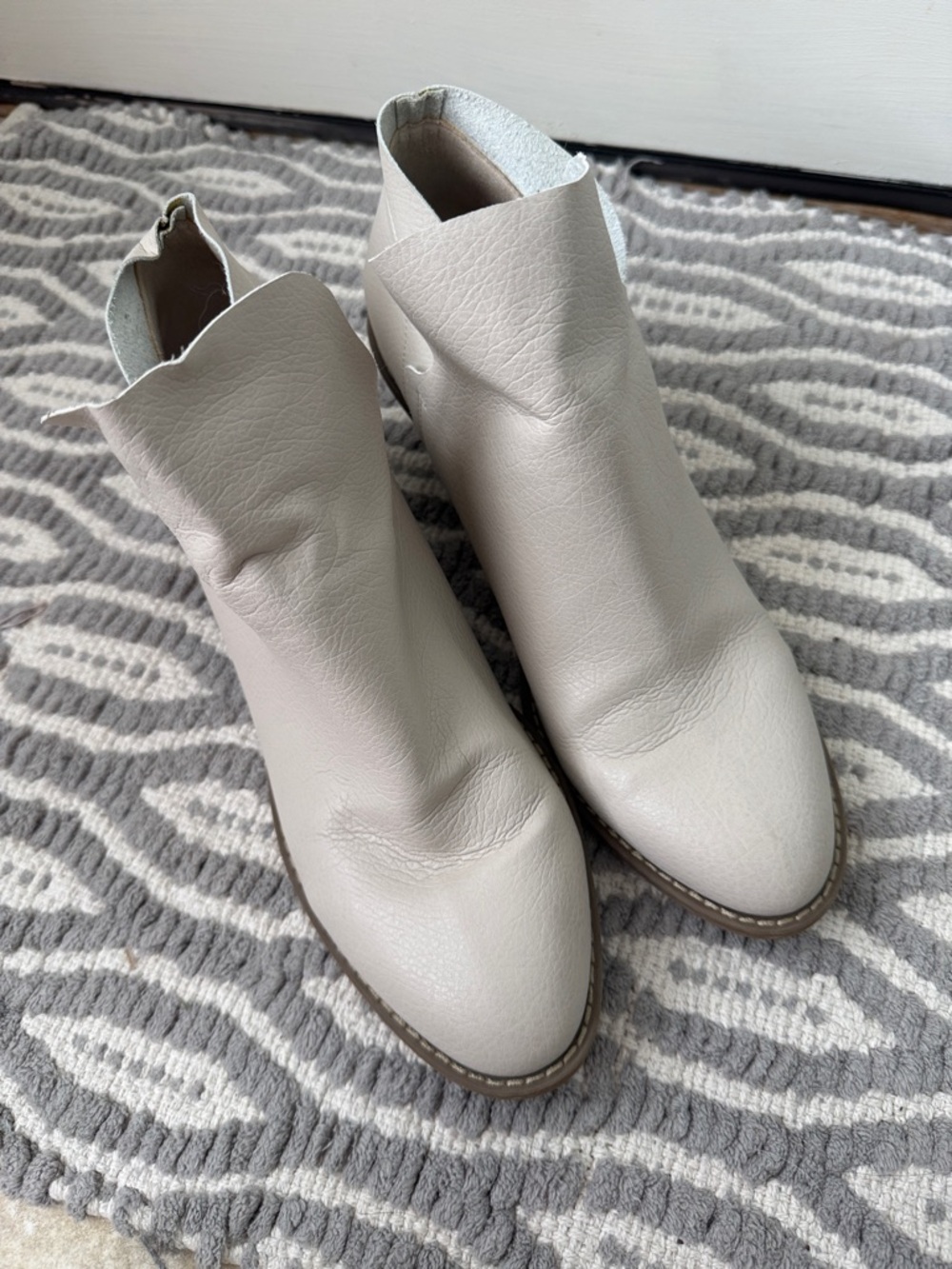 Universal Thread Women's Light Cream Leather Ankle Booties